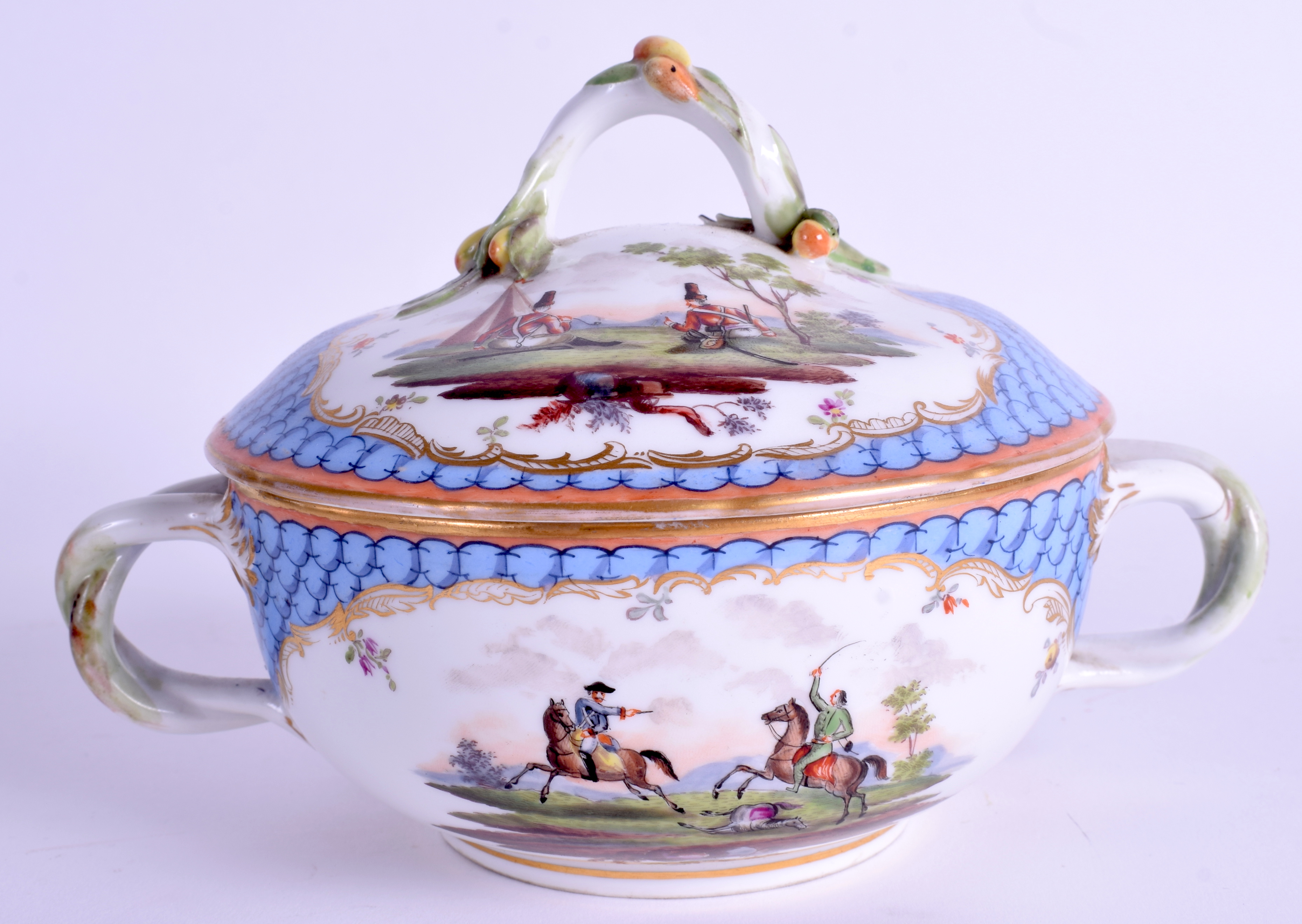 A 19TH CENTURY TWIN HANDLED GERMAN PORCELAIN BOX AND COVER painted with soldiers amongst foliage. 1 - Bild 2 aus 4