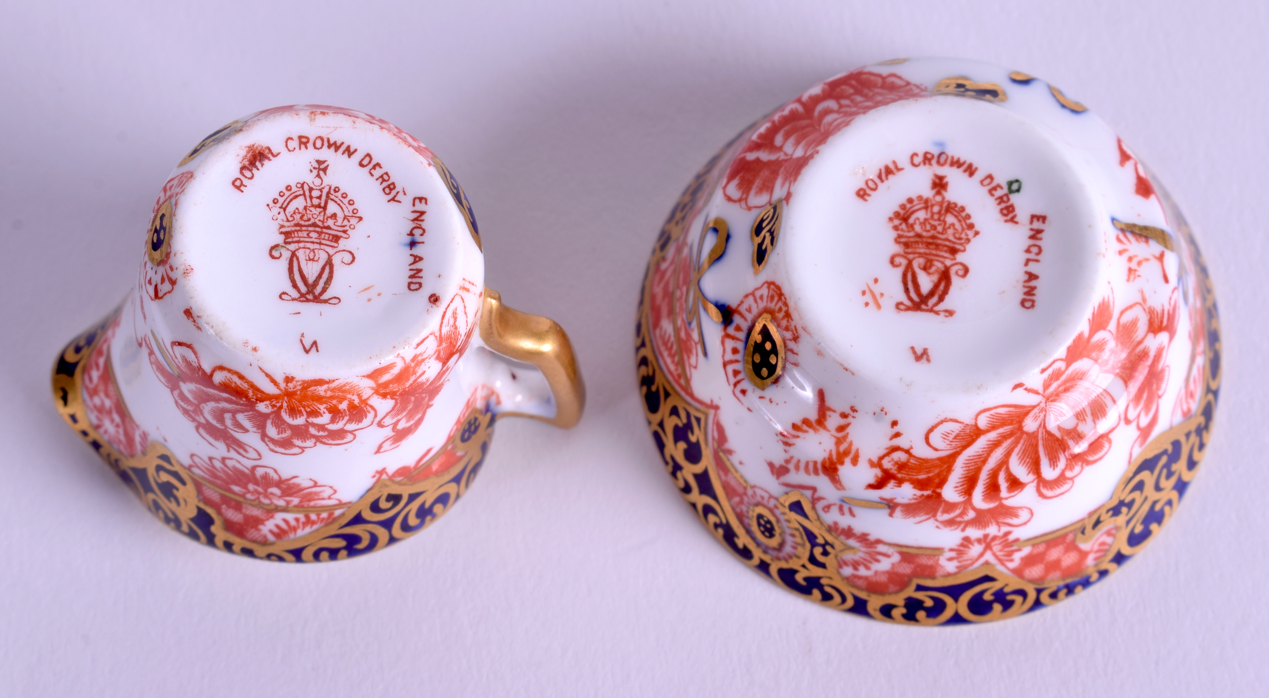 AN EARLY 20TH CENTURY ROYAL CROWN DERBY MINIATURE JUG AND BASIN in the imari taste. 5 cm & 3 cm wid - Bild 3 aus 3