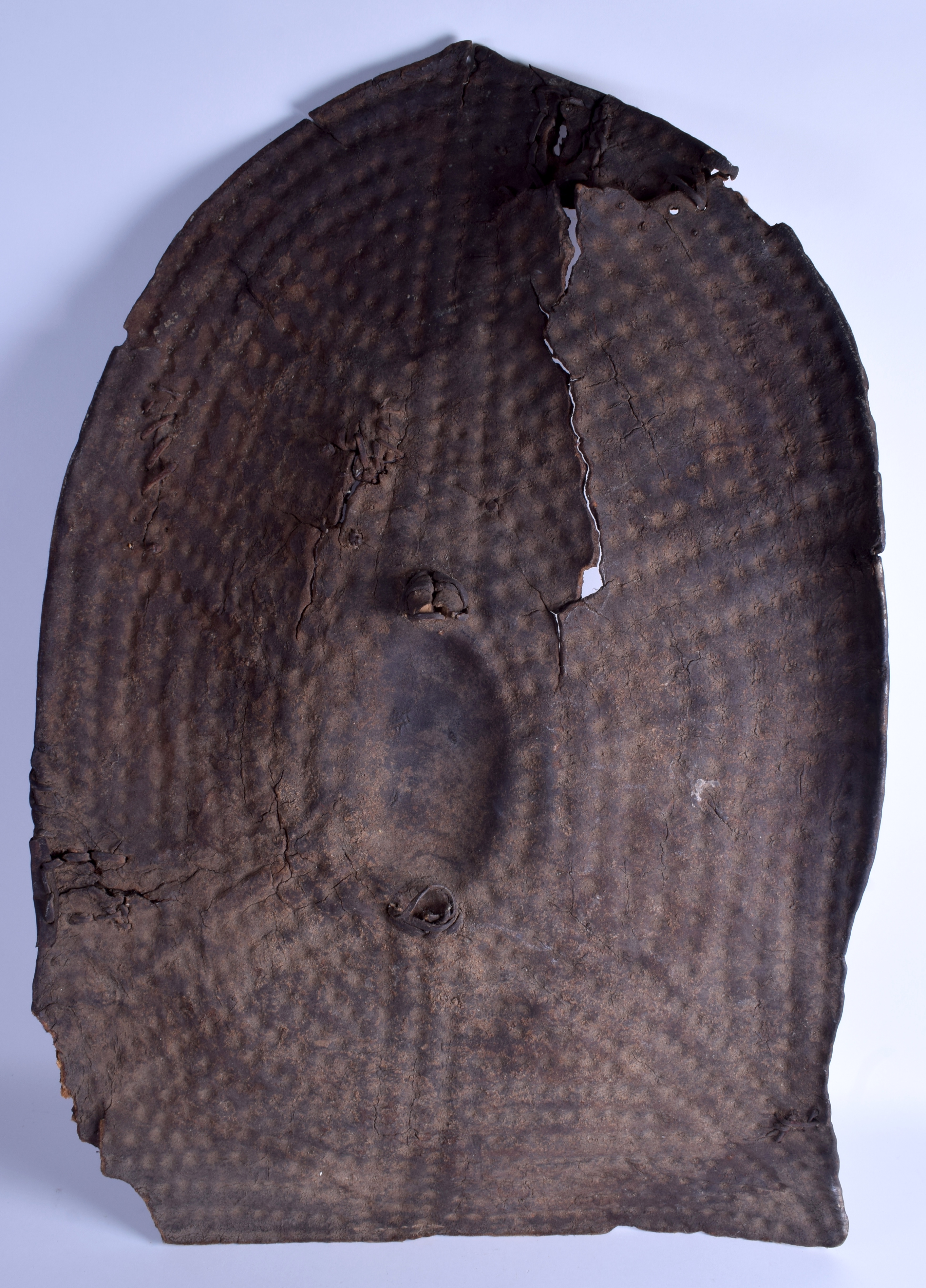 A 19TH CENTURY AFRICAN RHINOCEROS HORN HIDE SHIELD with dimpled decoration, possibly Ethiopian. 94 - Bild 6 aus 10