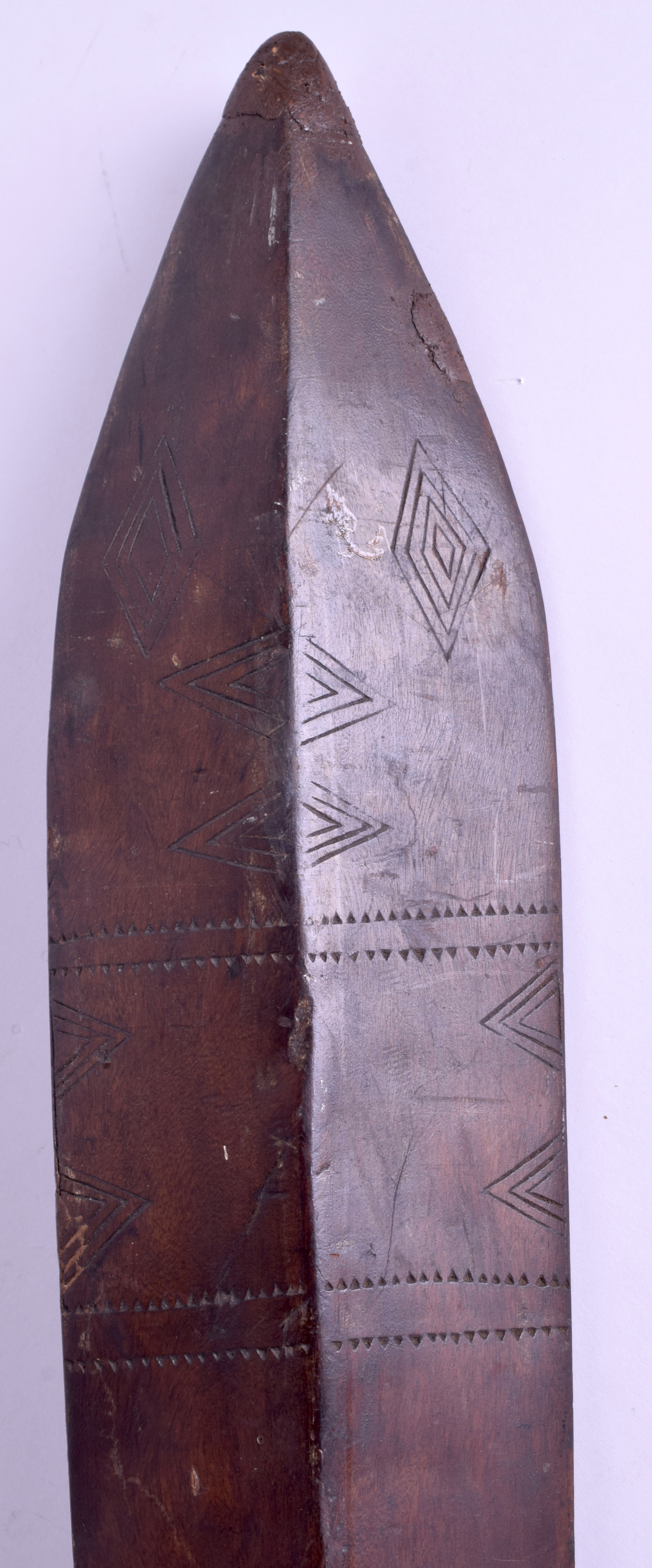 A 19TH CENTURY POLYNESIAN SOUTHSEA ISLANDS TRIBAL WOOD CLUB decorated with arrow head motifs. 129 c - Bild 6 aus 19