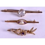 THREE GOLD BROOCH, varying style and decoration. 10 grams. (3)