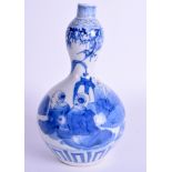 AN UNUSUAL 19TH CENTURY CONTINENTAL DELFT FAIENCE GUGLET Chinese Transitional style. 22 cm high.