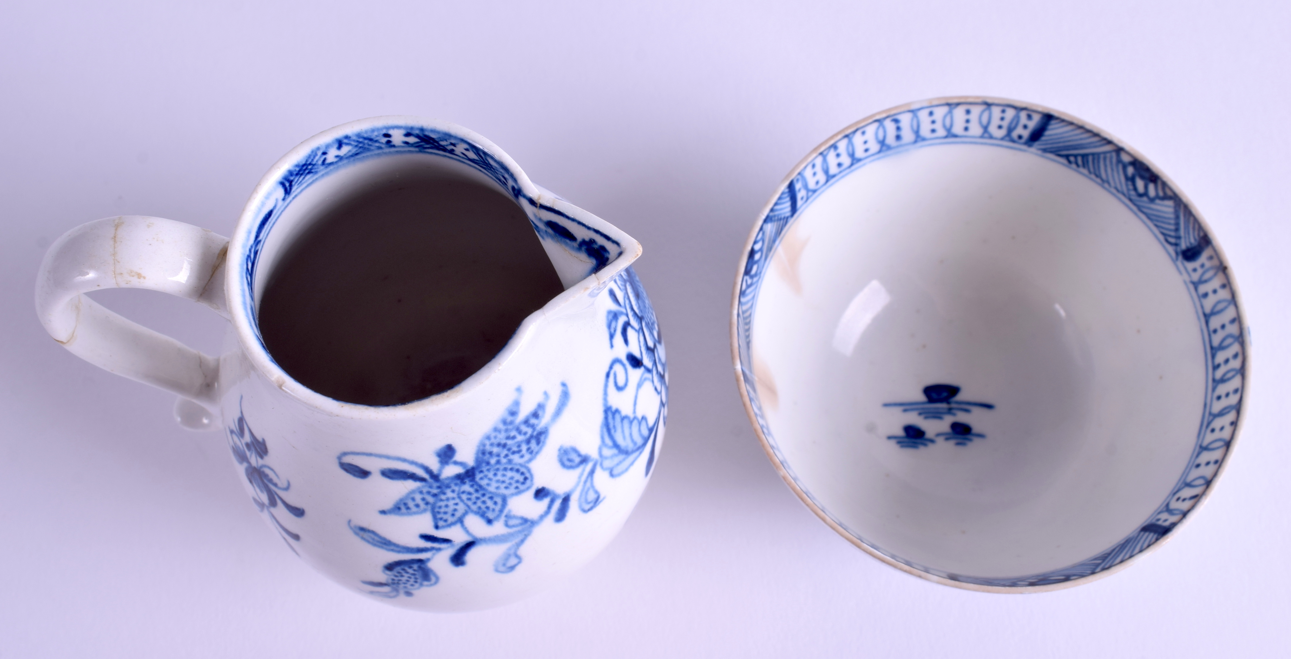 AN 18TH CENTURY LIVERPOOL BLUE AND WHITE SPARROWBEAK JUG together with an English porcelain teabowl - Bild 3 aus 4