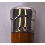 AN EARLY 20TH CENTURY SILVER TOP WALKING CANE BEARING LONDON HALLMARKS, formed with a cow horn
