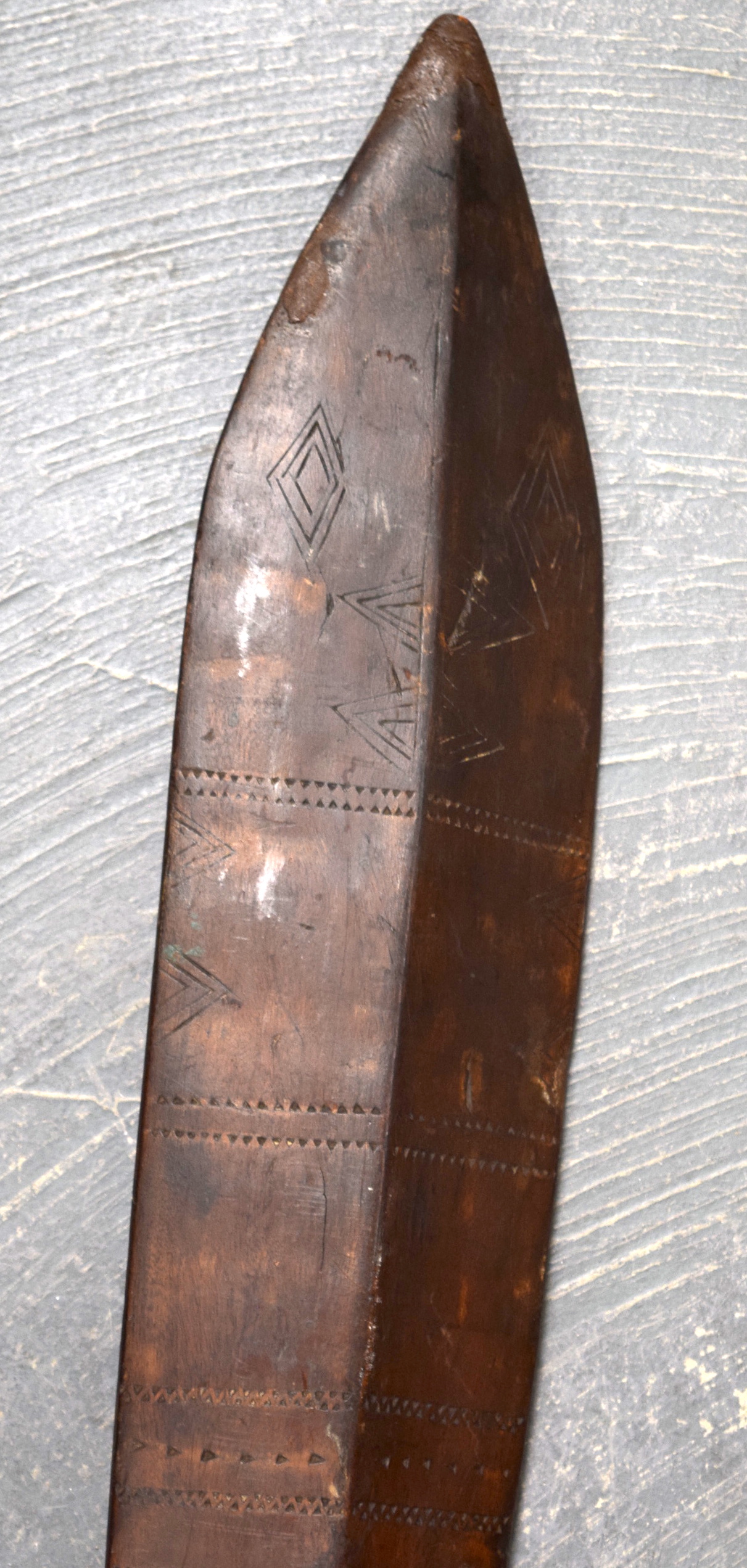 A 19TH CENTURY POLYNESIAN SOUTHSEA ISLANDS TRIBAL WOOD CLUB decorated with arrow head motifs. 129 c - Bild 17 aus 19