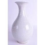 A CHINESE GE TYPE PORCELAIN VASE. 24 cm high.