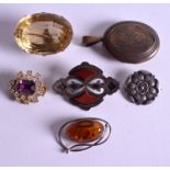 AN ANTIQUE MOURNING LOCKET together with silver brooches etc. (6)