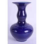 A CHINESE BLUE VASE. 15.5 cm high.