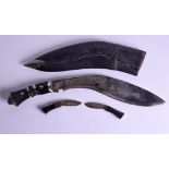 AN EARLY 20TH CENTURY HORN HANDLED NEPALESE KUKRI KNIFE OR DAGGER, formed with white metal lion cap