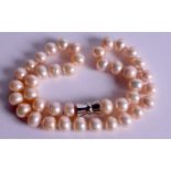 A PEARL NECKLACE. 44 cm long.