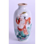 A 19TH CENTURY CHINESE FAMILLE ROSE SNUFF BOTTLE Qing. 5.5 cm high.