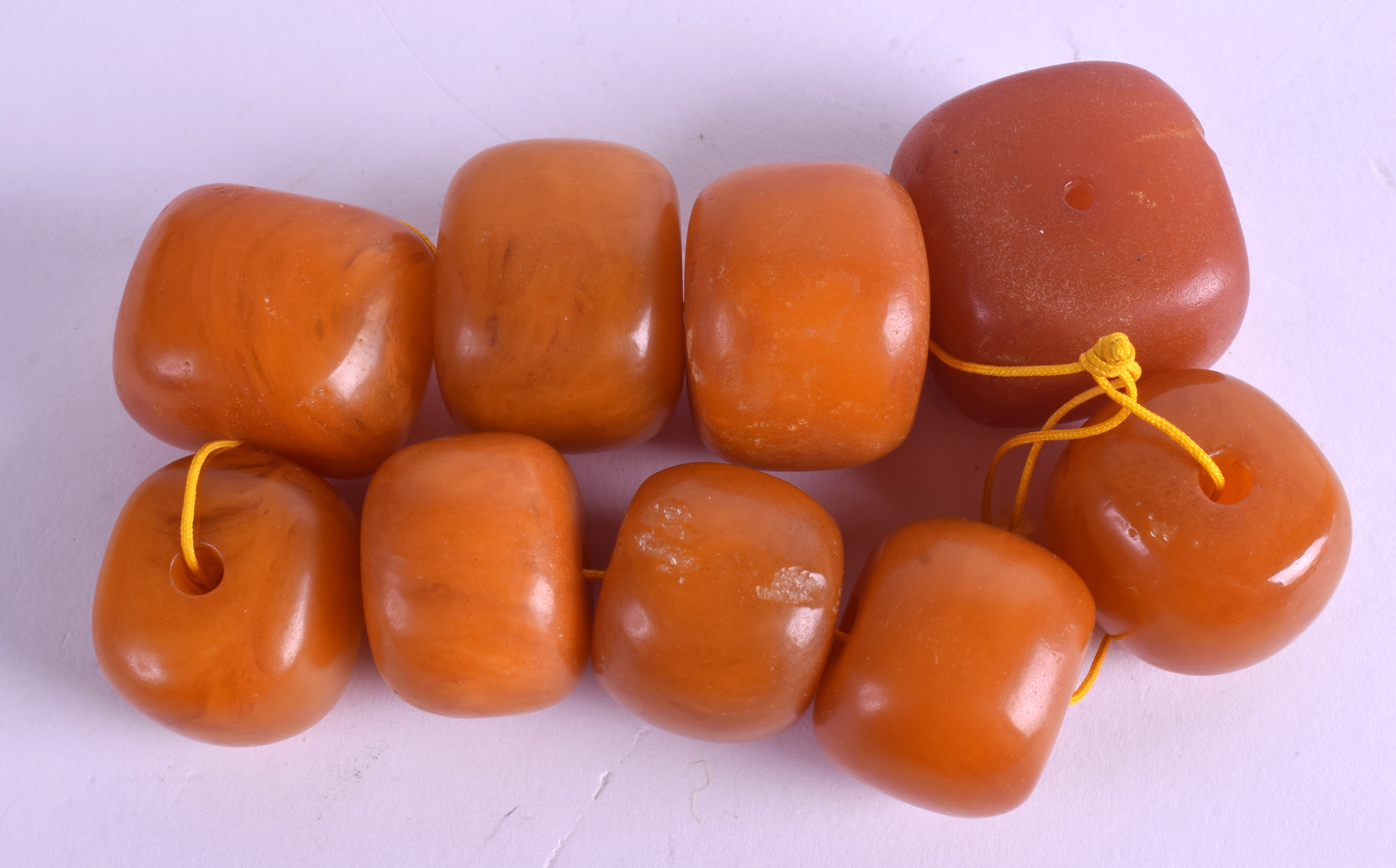 AN AMBER NECKLACE. 135 grams. - Image 2 of 2