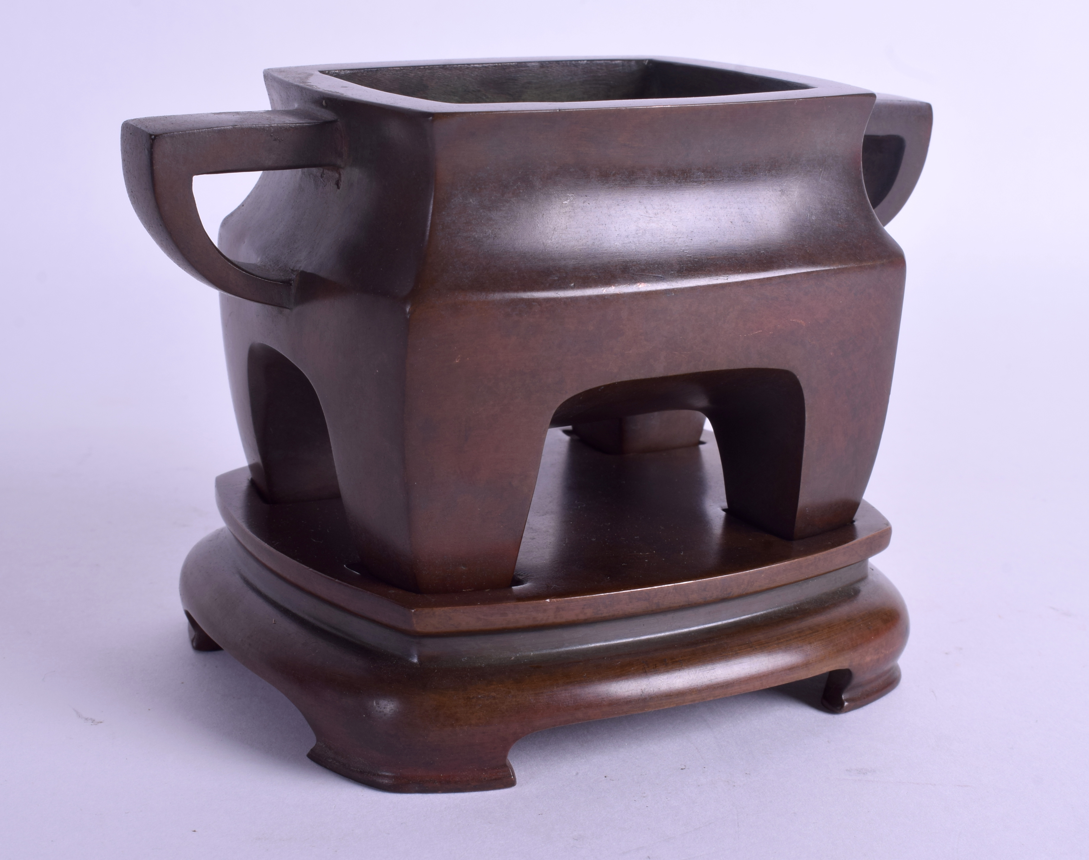 A CHINESE TWIN HANDLED BRONZE CENSER ON STAND. 15 cm wide, internal width 7 cm. (2) - Image 2 of 4