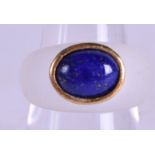 A CHINESE GOLD CRYSTAL AND LAPIS LAZULI RING.