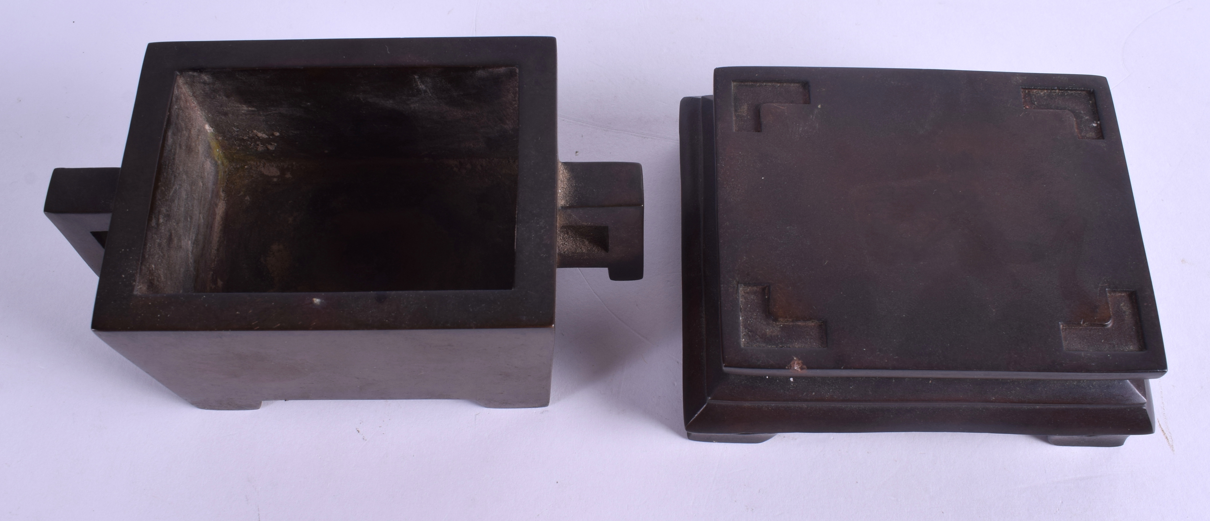 A CHINESE TWIN HANDLED BRONZE CENSER. Censer 1144 grams. 13 cm wide, internal width 7.5 cm. (2) - Image 3 of 4
