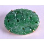 AN 18CT GOLD AND JADEITE BROOCH. 2.5 cm x 2 cm.