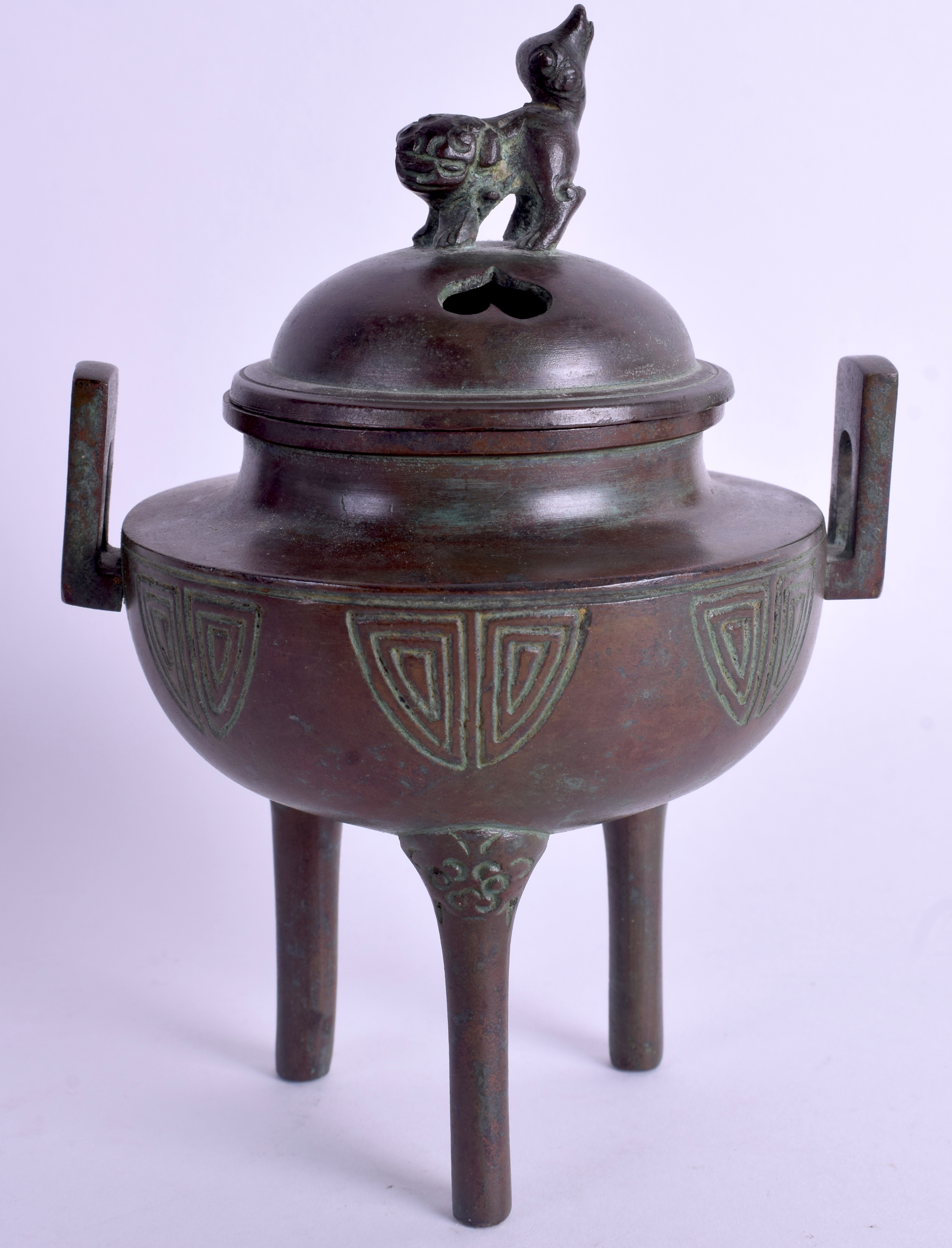 A JAPANESE BRONZE CENSER AND COVER. 17 cm x 9 cm.