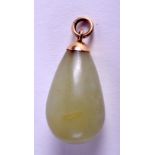 AN EARLY 20TH CENTURY JADE AND YELLOW GOLD LOCKET. 2.5 cm x 1.75 cm.
