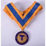 A SILVER GILT ENAMELLED MASONIC TOASTMASTERS INTERNATIONAL MEDALLION. 4.5 cm wide.