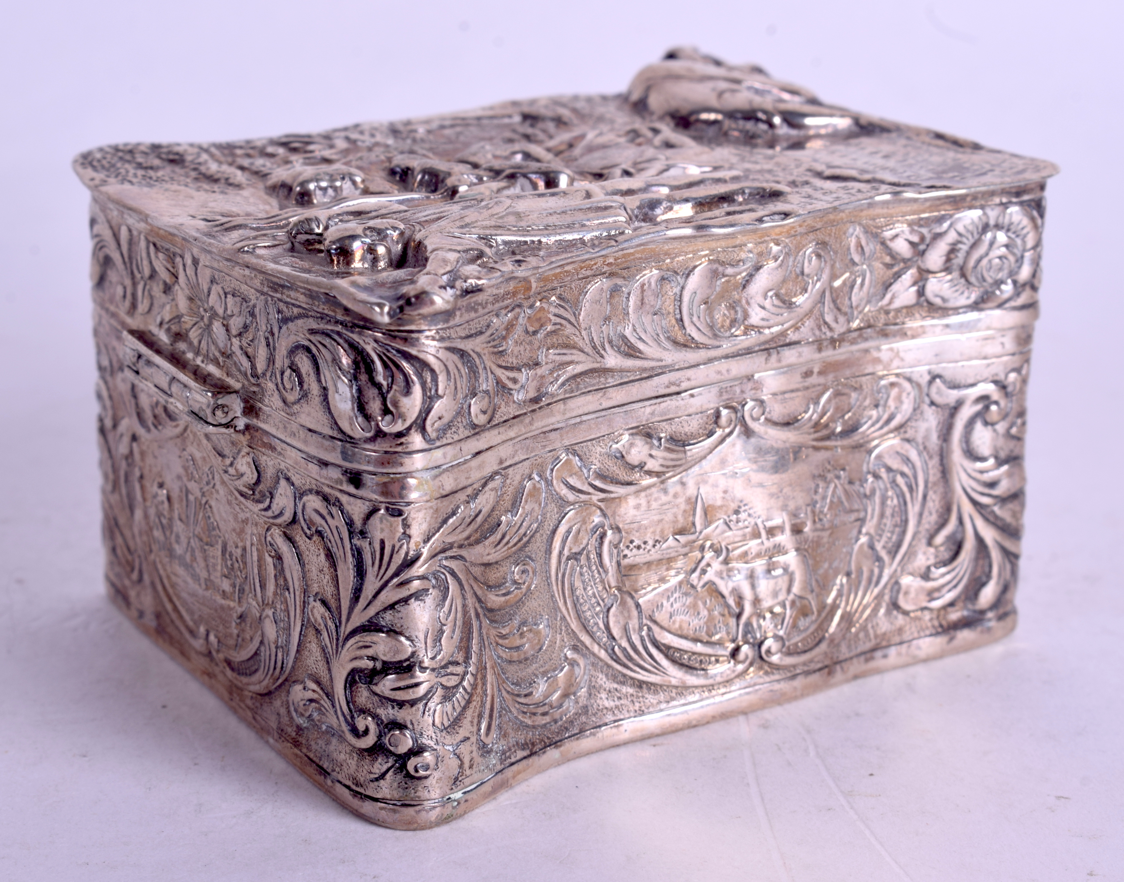 A RARE ANTIQUE CONTINENTAL SILVER BOX decorated with figures and landscapes. 5.1 oz. 7.5 cm x 6.5 c - Image 2 of 5