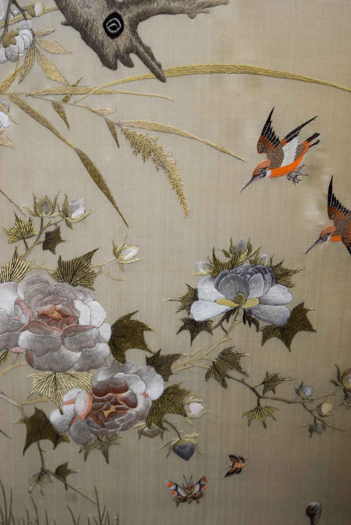 A VERY RARE AND LARGE MID 19TH CENTURY CHINESE HONGMU AND SILK SCREEN comprising of six sections in - Image 34 of 38