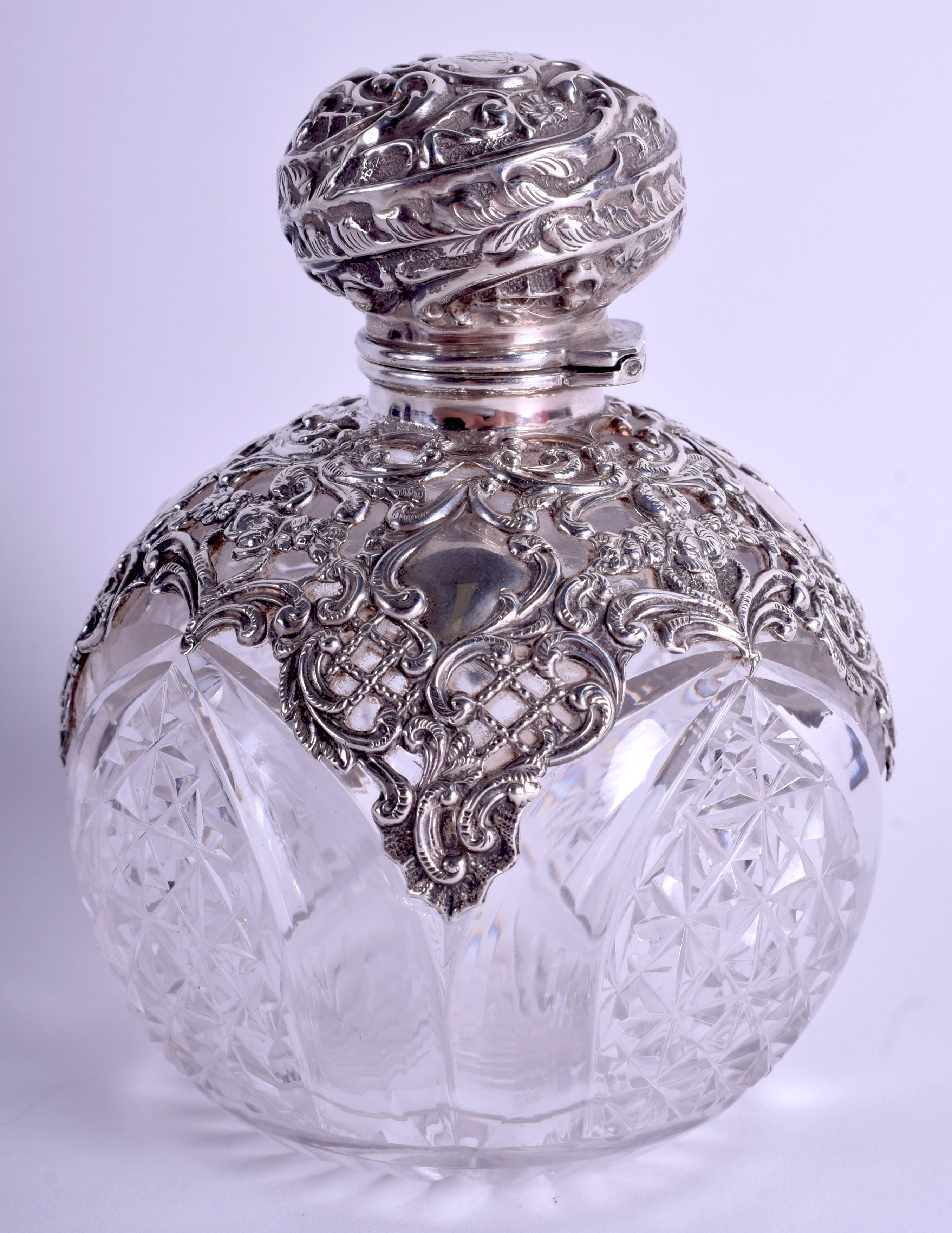 AN ANTIQUE SILVER OVERLAID CRYSTAL GLASS SCENT BOTTLE decorated with foliage and vines. 12 cm x 8 c - Image 2 of 4