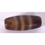 A CHINESE CARVED AGATE ZHU BEAD OR DZI BEAD, formed with swirling body. 2.8 cm long.