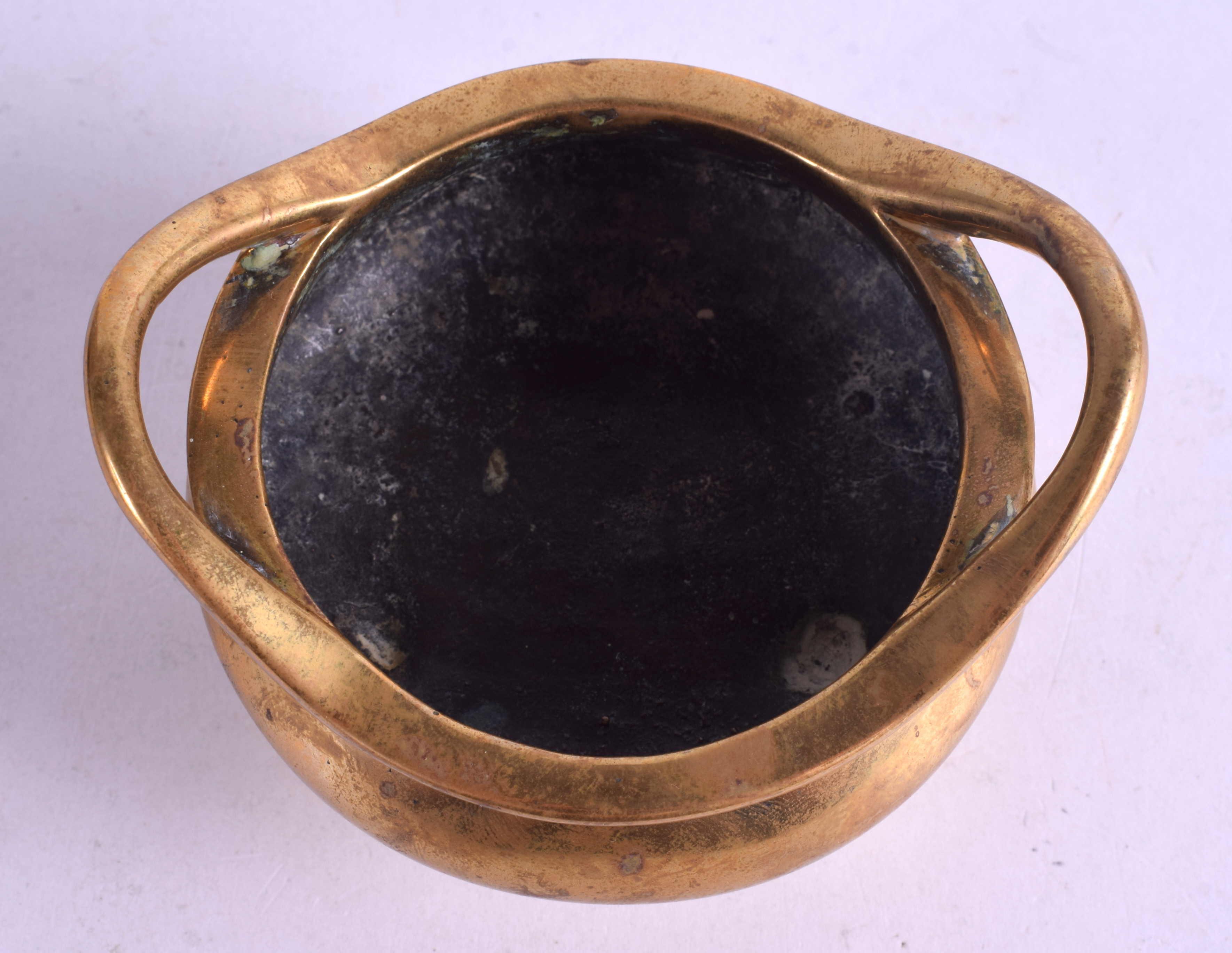 A 19TH CENTURY CHINESE TWIN HANDLED BRONZE CENSER bearing Xuande marks to base. 486 grams. 10 cm wi - Image 3 of 4