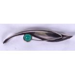 A STYLISH FINNISH SILVER BROOCH, inset with a green stone, stamped Finland 925. 6 cm wide..