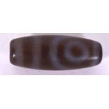 A CHINESE CARVED AGATE ZHU BEAD OR DZI BEAD, formed with swirling body. 2.8 cm long.