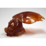 AN EARLY 20TH CENTURY CHINESE AGATE SCULPTURE OF A FISH, carved with bulbous eyes. 8.5 cm long.
