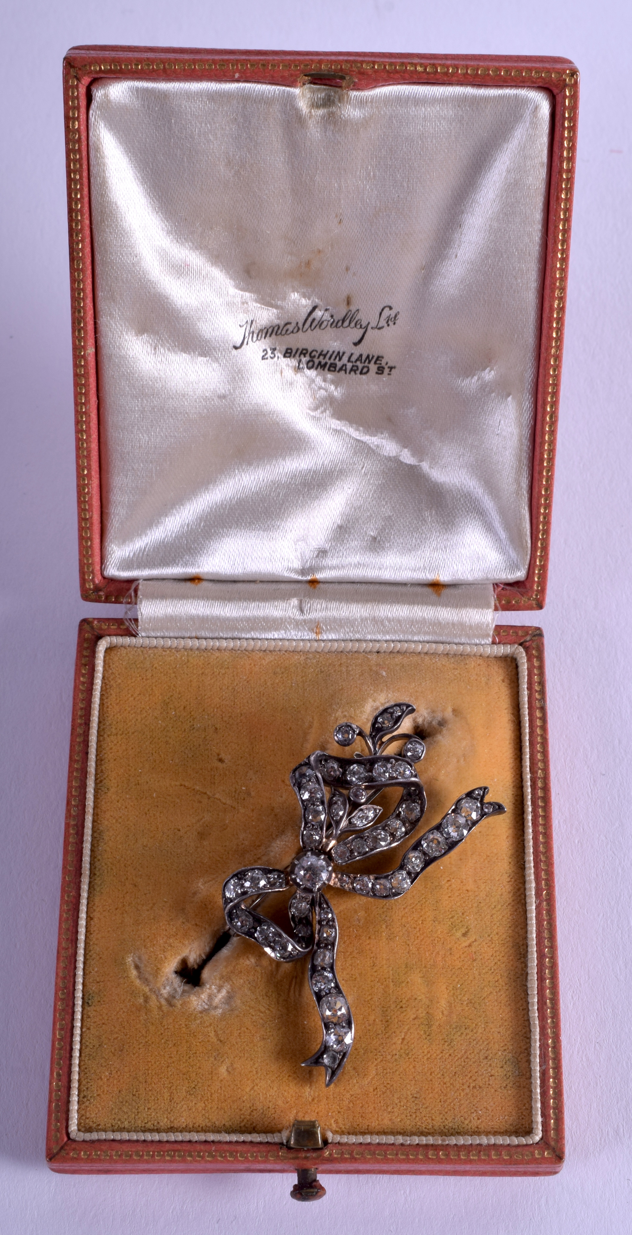 A LATE VICTORIAN/EDWARDIAN GOLD SILVER AND OLD DIAMOND BROOCH of approx. 1ct. 6.9 grams. 4 cm x 2 c