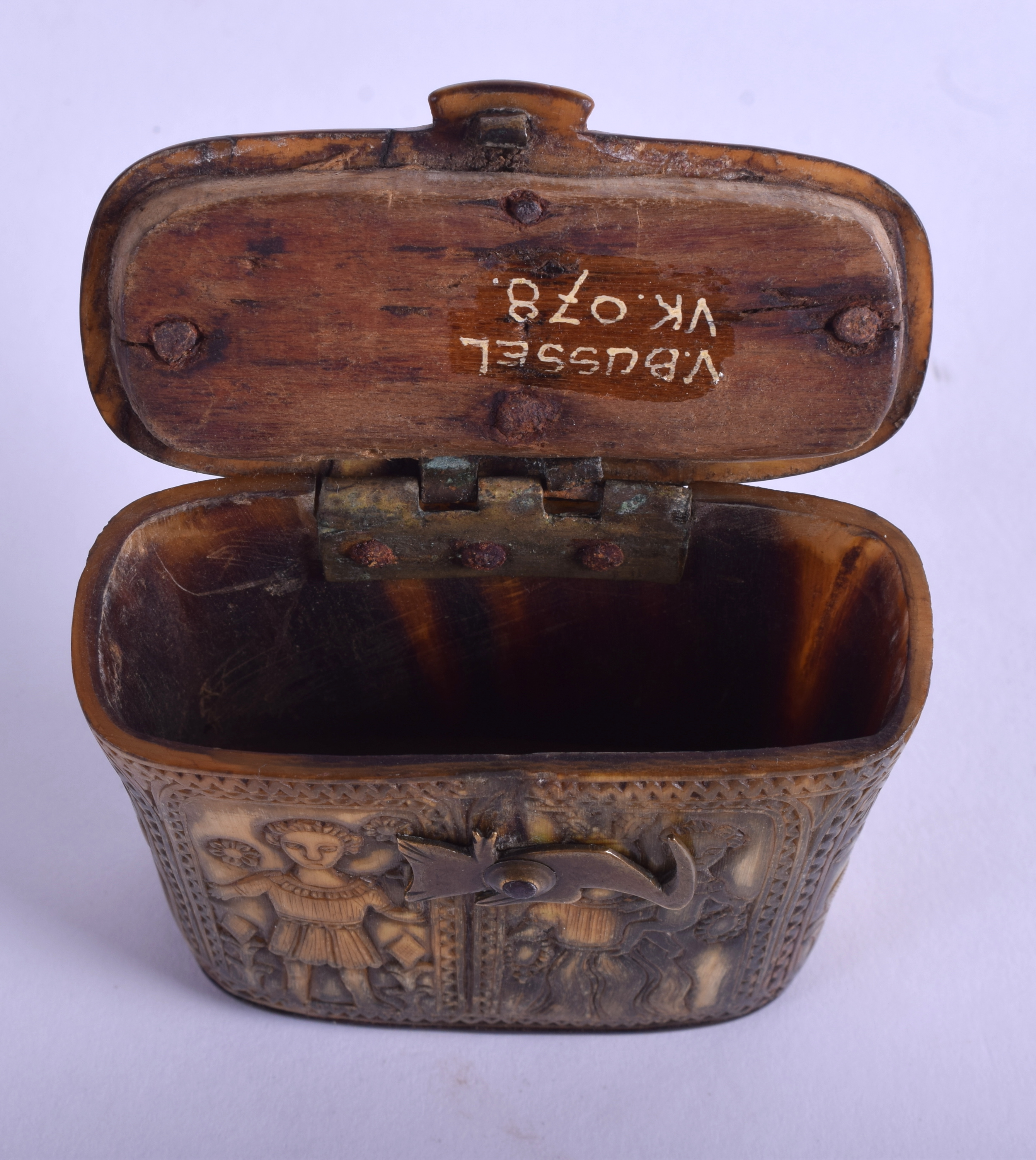 A GOOD 18TH CENTURY CARVED CONTINENTAL HORN SNUFF BOX decorated with figures and swirling motifs. 5 - Image 5 of 5