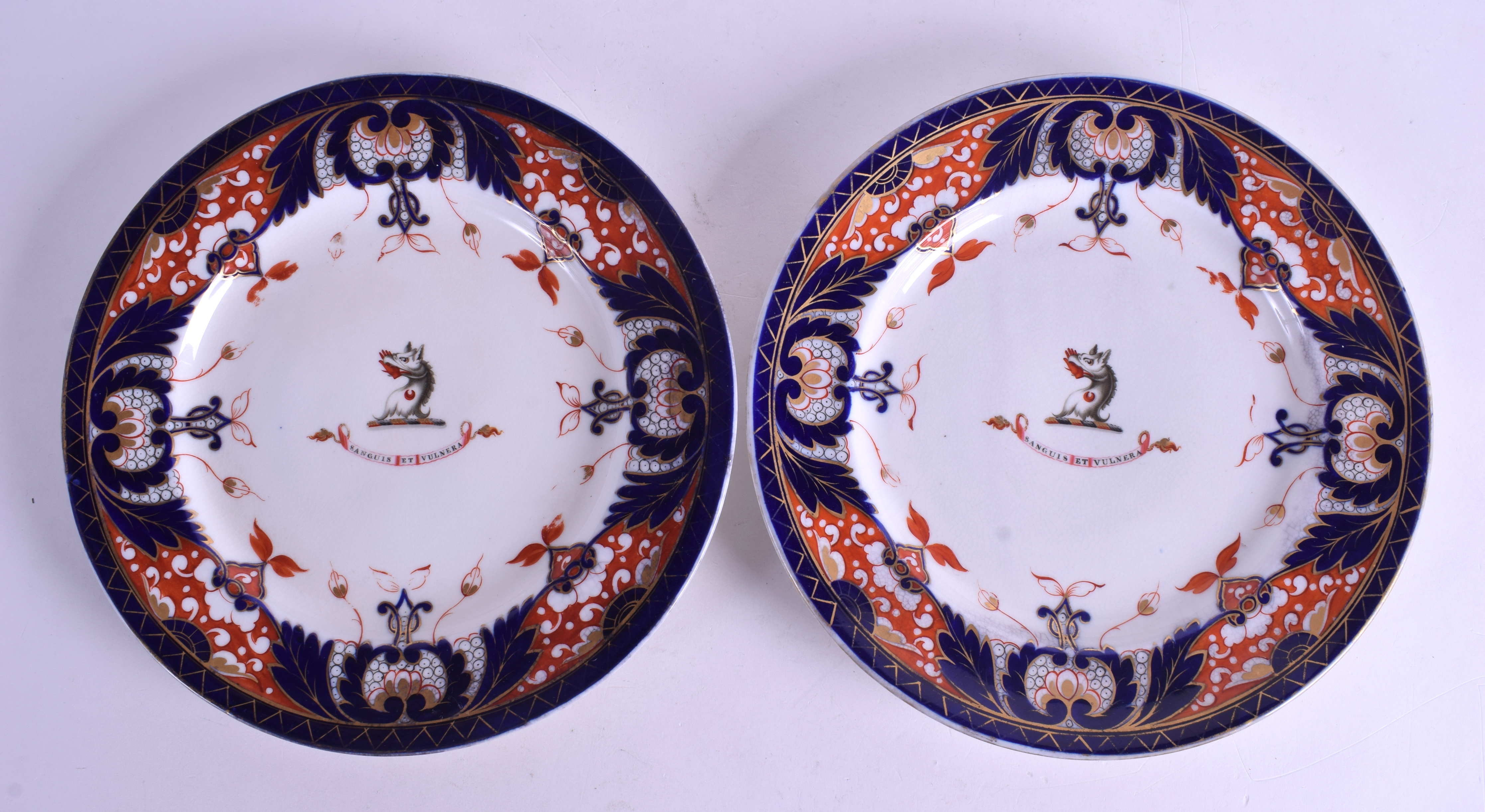 A PAIR OF MID 19TH CENTURY CHAMBERLAINS WORCESTER PLATES painted with the crest of the Skinner Fami