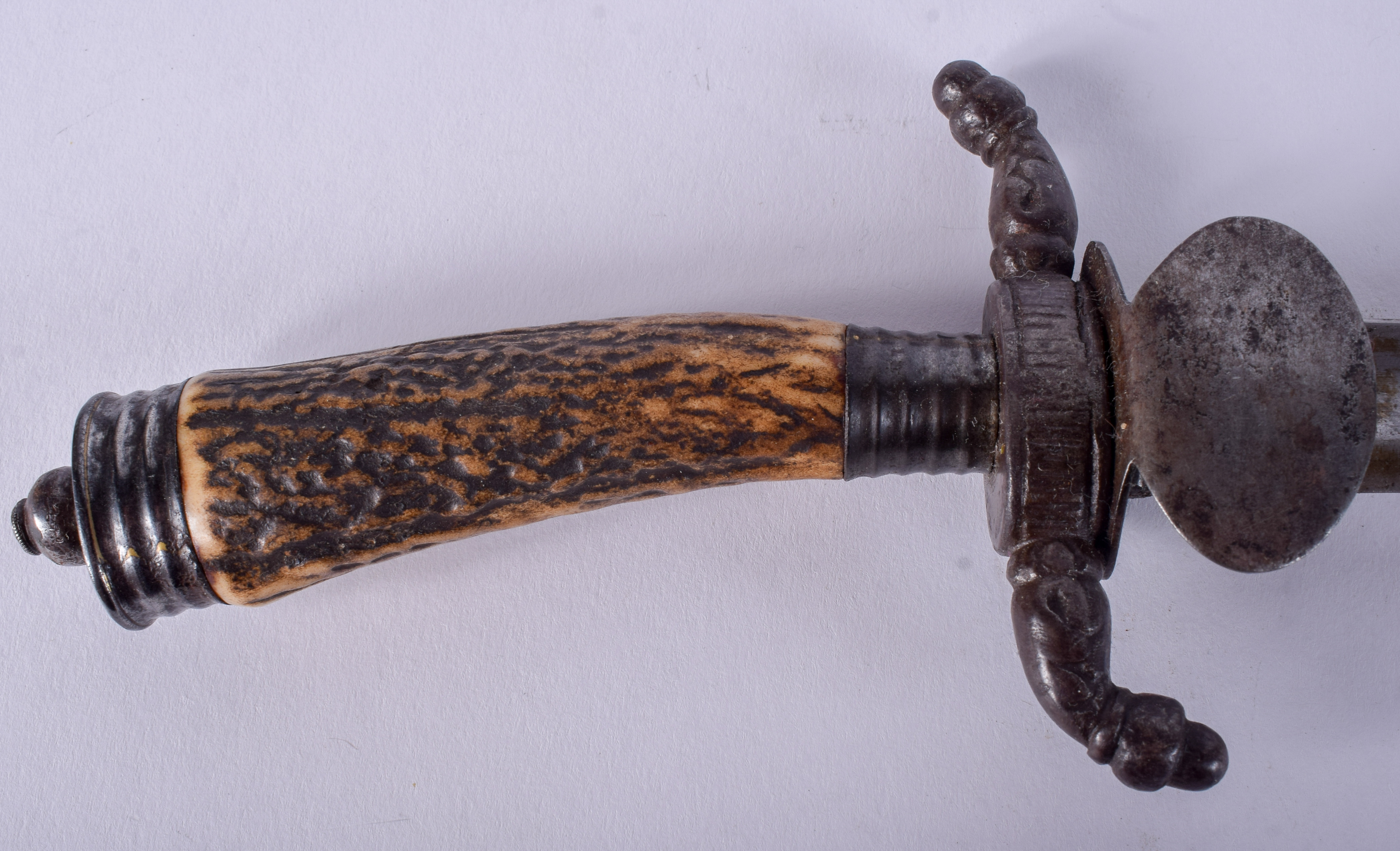 AN EARLY 19TH CENTURY CONTINENTAL ANTLER HANDLED HUNTING SWORD, formed with an etched iron hilt and - Image 3 of 4