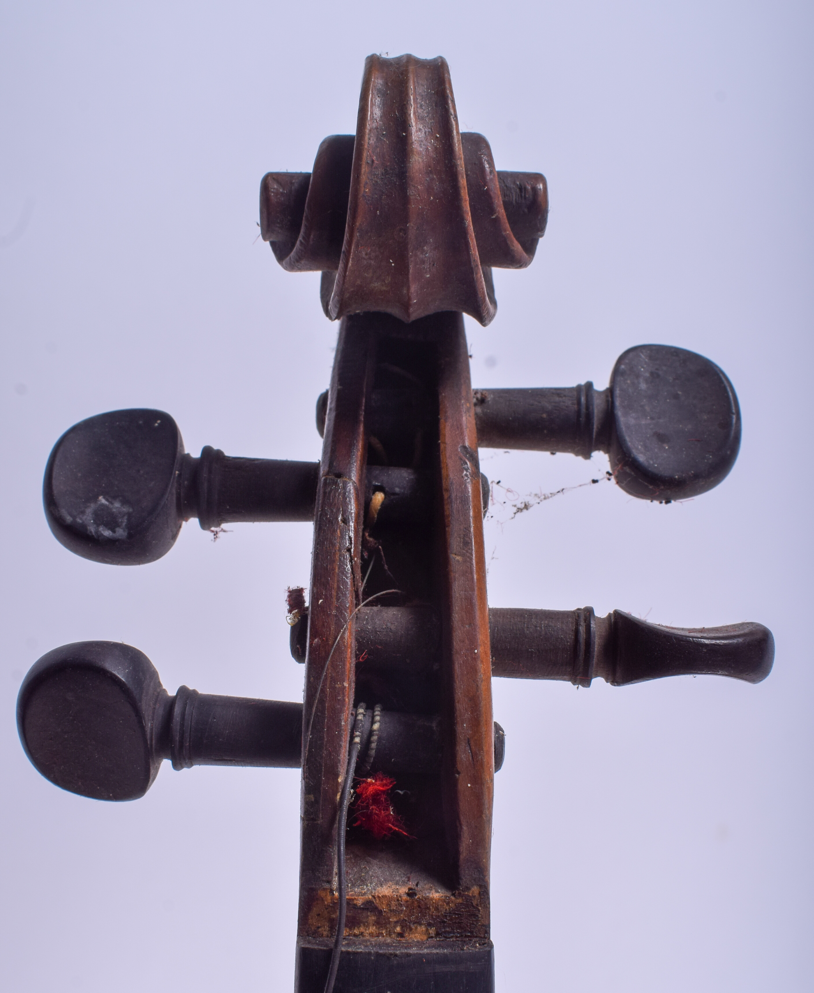 AN ANTIQUE EUROPEAN CASED VIOLIN within a very unusual saw tooth style leather case. 55 cm long. - Image 7 of 9