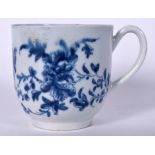 AN 18TH CENTURY WORCESTER BLUE AND WHITE COFFEE CUP painted with flowers. 5.5 cm high.