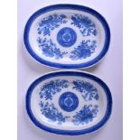 A PAIR OF EARLY 19TH CENTURY PEARLWARE POTTERY DISHES decorated with a Fitzhugh type pattern. 27 cm