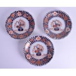 A SET OF THREE 18TH CENTURY JAPANESE IMARI SCALLOPED DISHES painted with foliage. 23 cm diameter. (