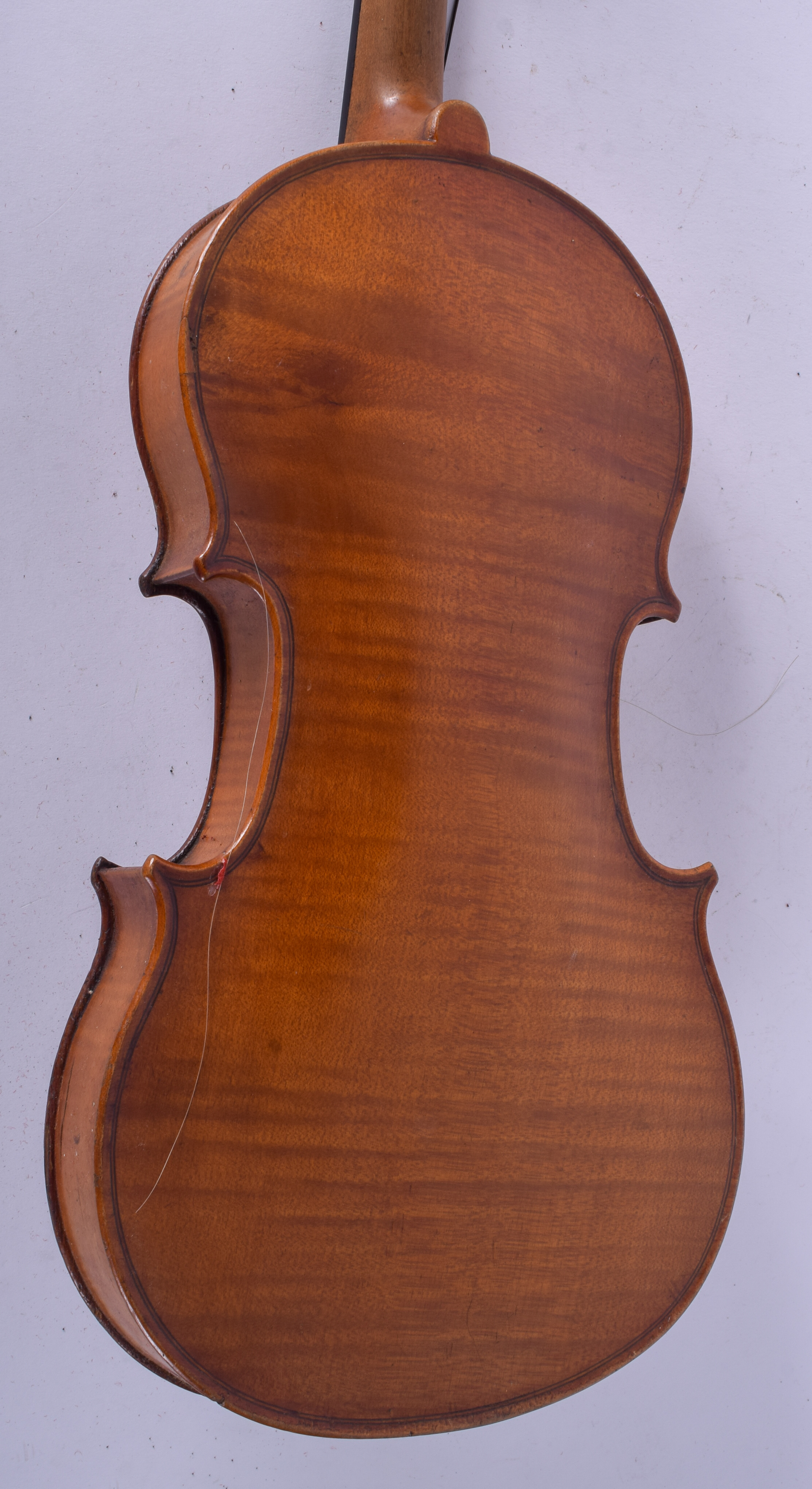 AN ANTIQUE EUROPEAN CASED VIOLIN within a very unusual saw tooth style leather case. 55 cm long. - Image 4 of 9