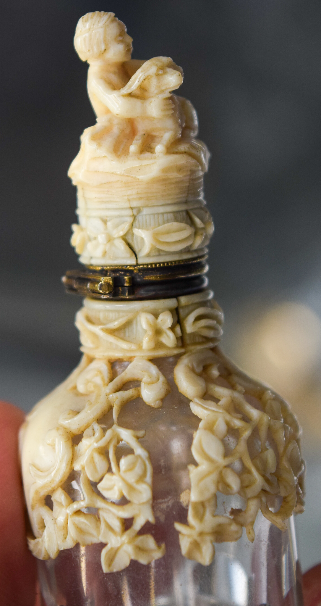 A RARE 19TH CENTURY CONTINENTAL DIEPPE IVORY AND GLASS SCENT BOTTLE overlaid with foliage. 11 cm hi - Image 6 of 9