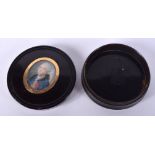 AN EARLY REGENCY GOLD IVORY AND TORTOISESHELL SNUFF BOX painted with a military gentleman. 7.75 cm