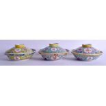 A SET OF THREE EARLY 20TH CENTURY CHINESE FAMILLE ROSE PORCELAIN BOWLS AND COVERS Guangxu/Republic.