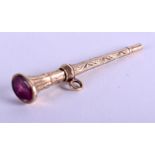 A VINTAGE GOLD AND HARDSTONE WATCH KEY. 4.9 grams. 5 cm long.