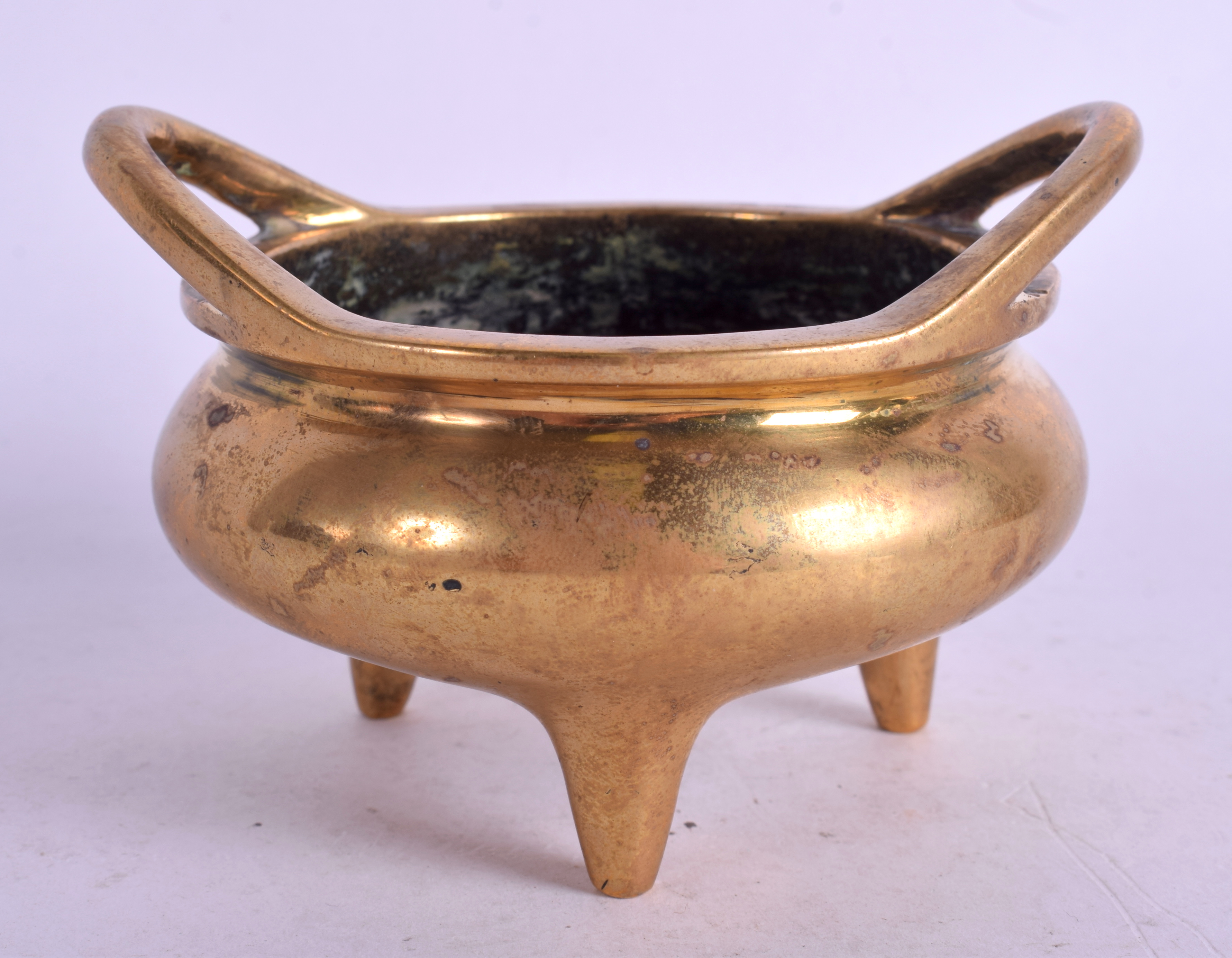 A 19TH CENTURY CHINESE TWIN HANDLED BRONZE CENSER bearing Xuande marks to base. 486 grams. 10 cm wi