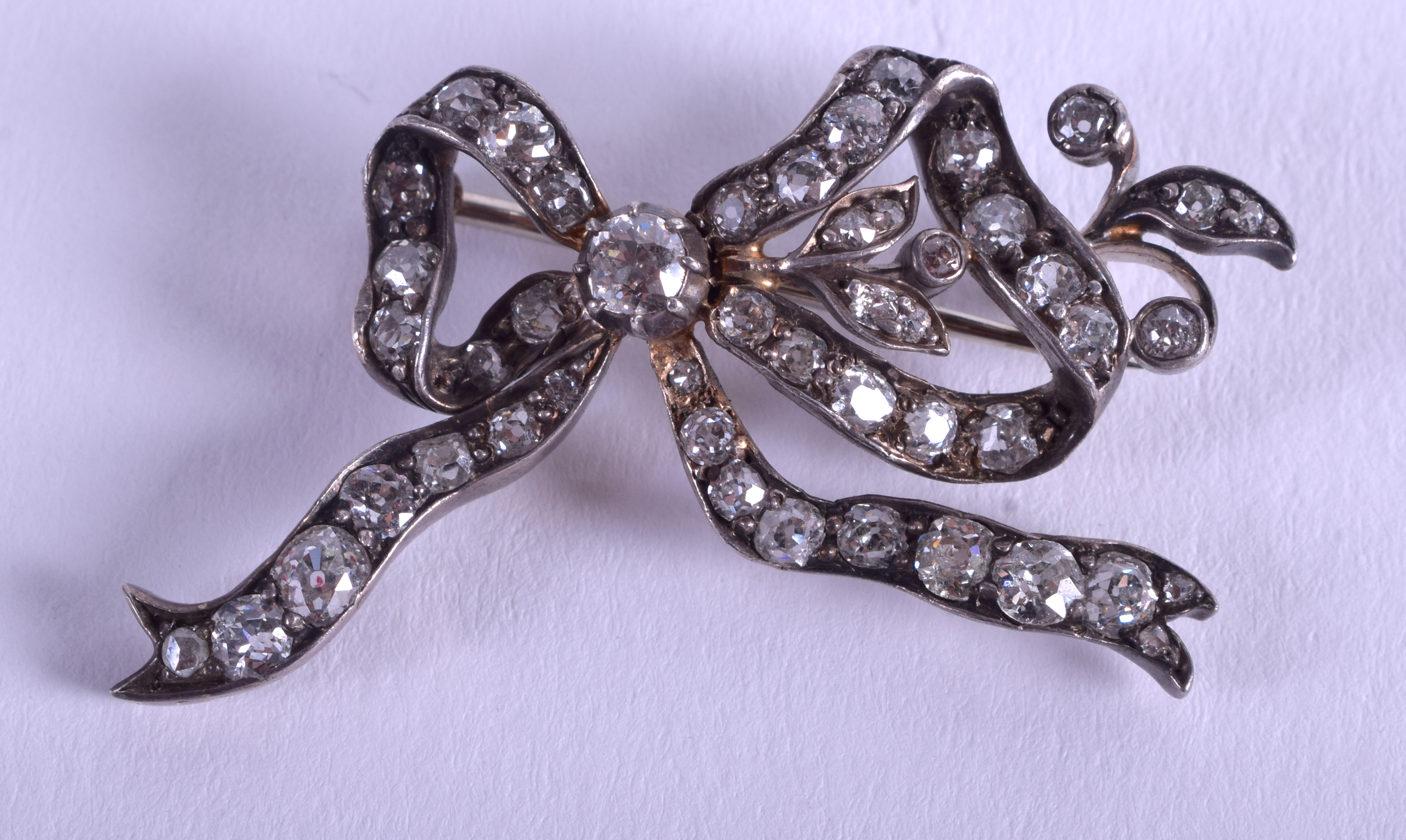 A LATE VICTORIAN/EDWARDIAN GOLD SILVER AND OLD DIAMOND BROOCH of approx. 1ct. 6.9 grams. 4 cm x 2 c - Image 2 of 3