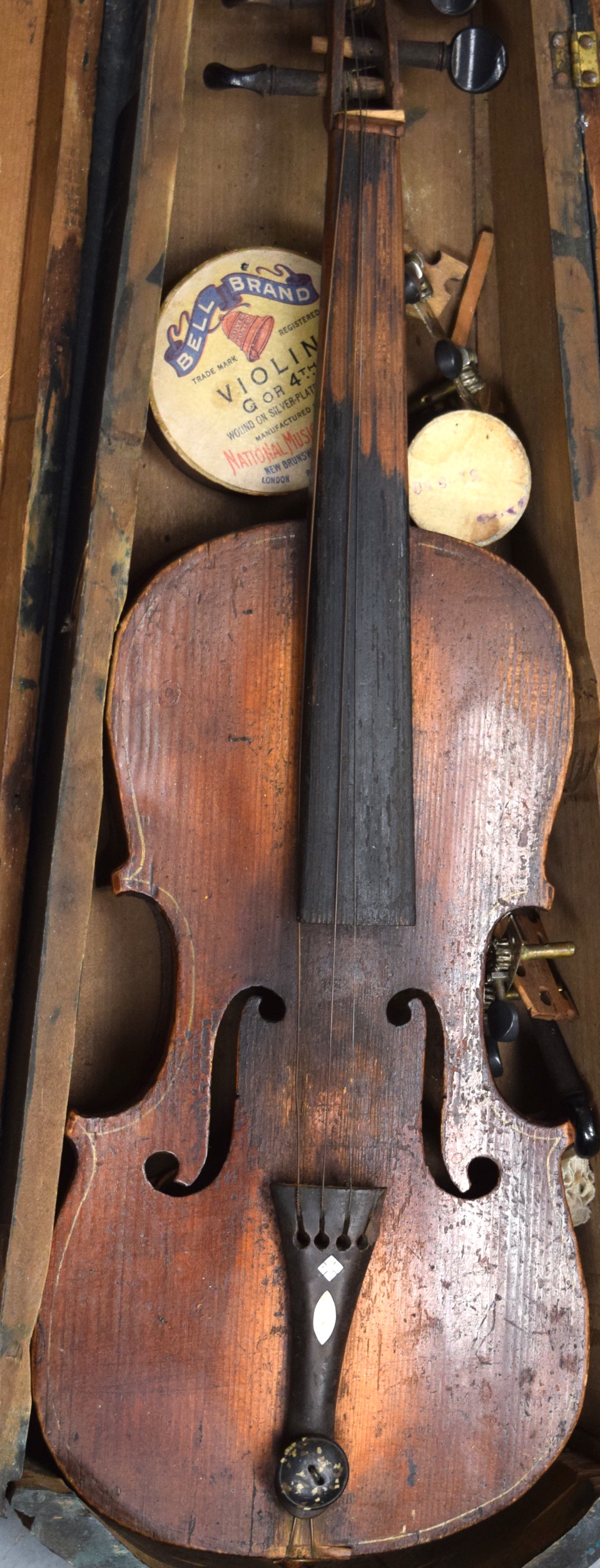 AN ANTIQUE VIOLIN, in original case. 56 cm long. - Image 2 of 5