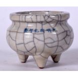 A CHINESE GE TYPE POTTERY CENSER BEARING XUANDE MARKS, tri legged with crackled body. 9.5 cm wide.
