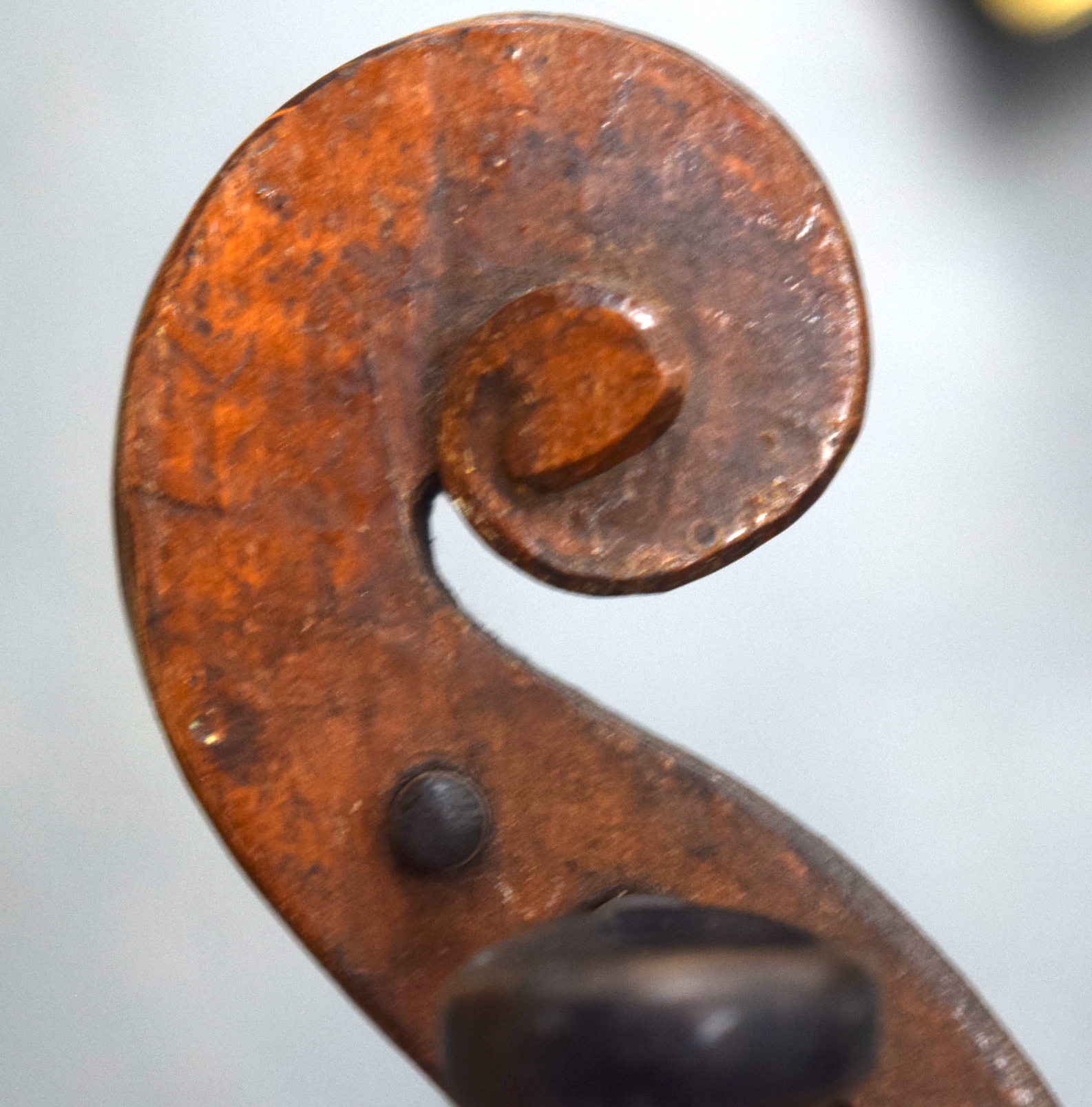 AN ANTIQUE VIOLIN, in original case. 56 cm long. - Image 4 of 5