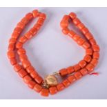 AN 18CT GOLD AND CORAL NECKLACE. 50 grams. 46 cm long.